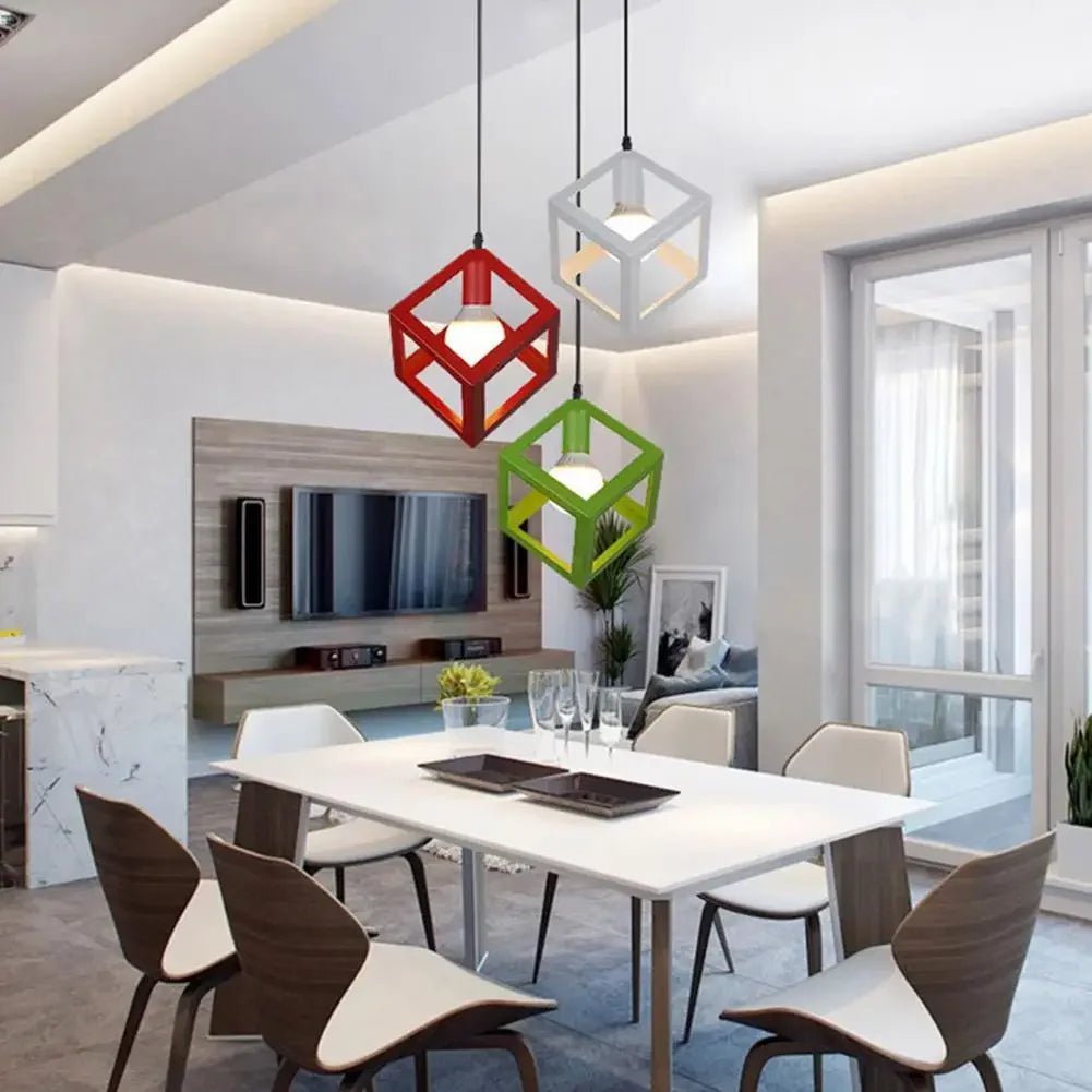 Plafonnier LED cuisine moderne avec lampes suspendues en cubes colorés blanc, rouge et vert dans une cuisine moderne
