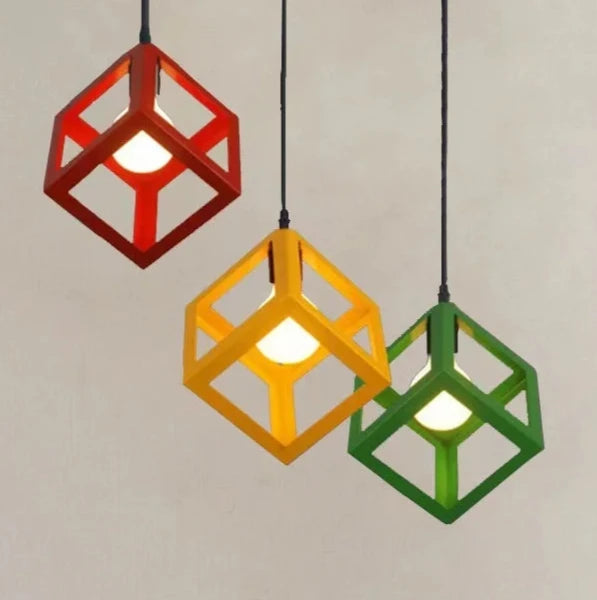 Plafonnier LED cuisine moderne en forme de cube avec des couleurs vives : rouge, jaune et vert, apportant une touche contemporaine à votre espace.