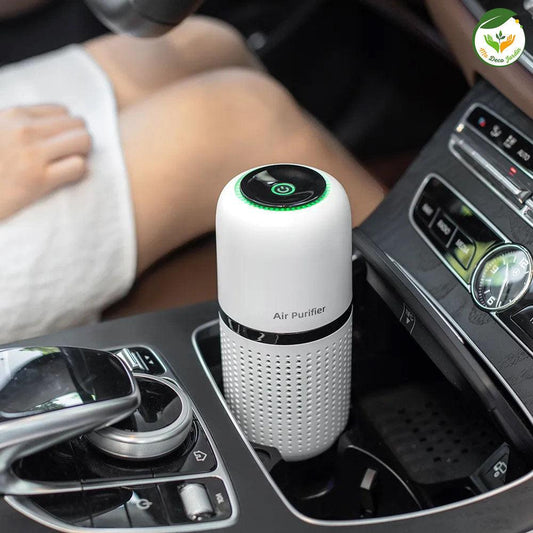 Purificateur d'air portable PURIFIER™ installé dans une voiture, offrant une purification d'air efficace et design élégant