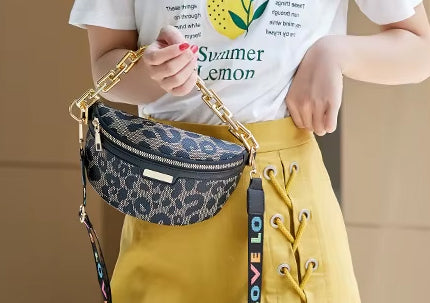 Sac banane tendance femme avec motif léopard et chaîne dorée, parfait pour une touche stylée et moderne