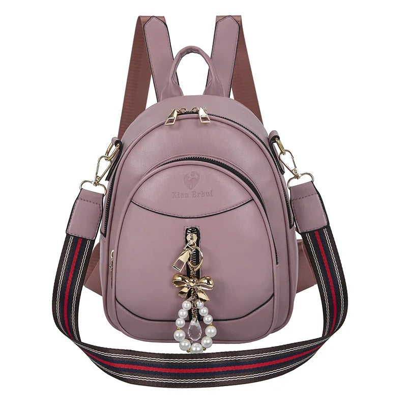 Sac bandoulière femme chic en simili cuir rose avec un pendentif perle et un design élégant, idéal pour un usage quotidien