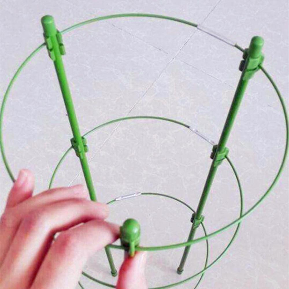 Cadre de support pour plante vert, en métal, avec plusieurs niveaux pour soutenir la croissance des plantes.