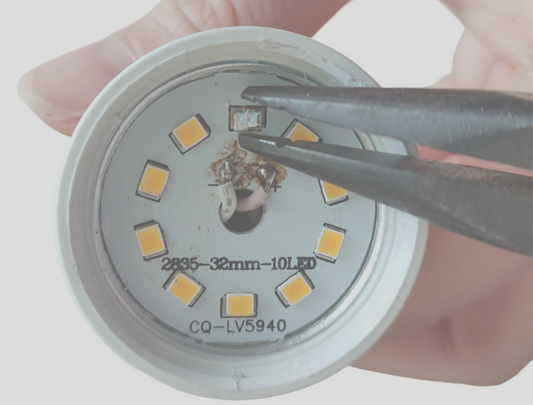 Lampe solaire jardin en panne : test batterie et solution rapide