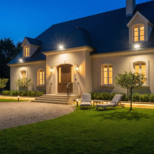 Maison sécurisée la nuit par un éclairage extérieur LED avec détecteur de mouvement – façade et entrée éclairées