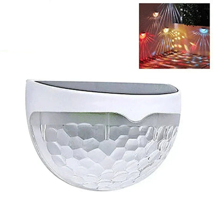 Applique murale solaire moderne avec un design en forme de demi-sphère et des lumières colorées pour embellir votre jardin