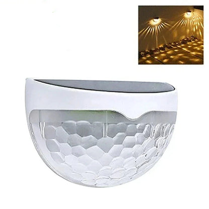 Applique murale solaire en design élégant avec un verre texturé pour un éclairage extérieur stylé et efficace