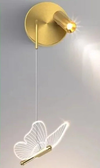 Applique murale en or moderne avec un design lumineux en forme de papillon, idéale pour un salon élégant