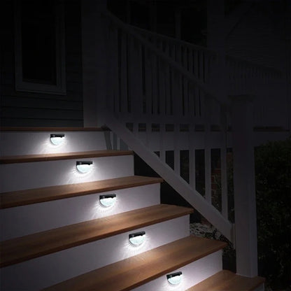 Applique murale solaire illuminant des marches en bois, offrant sécurité et ambiance nocturne au jardin