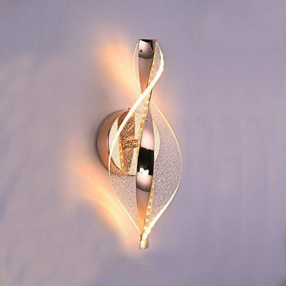 Applique murale nordique au design élégant avec des lignes ondulées et un éclairage doux pour une ambiance moderne
