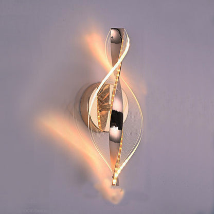 Applique murale nordique au design élégant, avec une structure en métal et une lumière chaleureuse pour embellir votre chambre