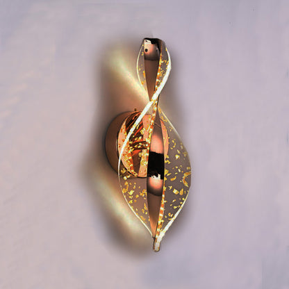 Applique murale nordique au design élégant avec éléments dorés et lumière douce, idéale pour embellir une chambre moderne