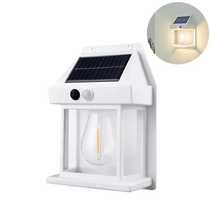 Applique murale solaire en métal blanc avec un panneau solaire pour éclairage extérieur et un design élégant en forme de lanterne