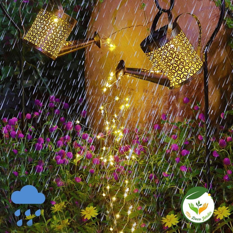 Arrosoir solaire LED jardin en métal doré, éclatant sous la pluie avec des lumières scintillantes décorant les fleurs