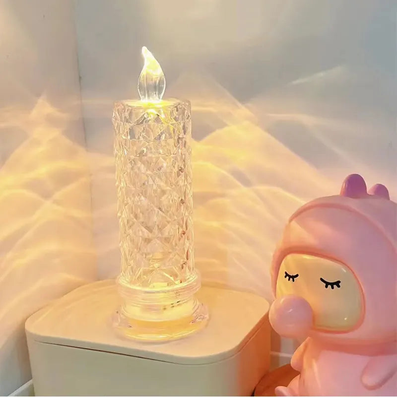 Bougie LED à piles élégante en cristal, émettant une lumière douce et ambiance chaleureuse, parfaite pour la décoration intérieur.