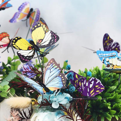 Bouquet de papillons multicolore avec papillons en papier bleu, jaune et violet, décorant une jarre florale