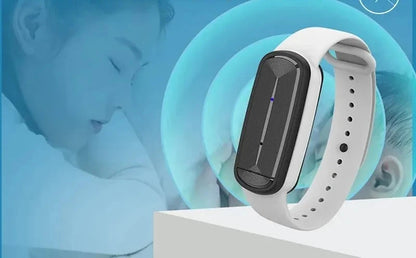 Bracelet anti moustique en silicone blanc avec un design moderne, idéal pour éloigner les insectes tout en offrant confort