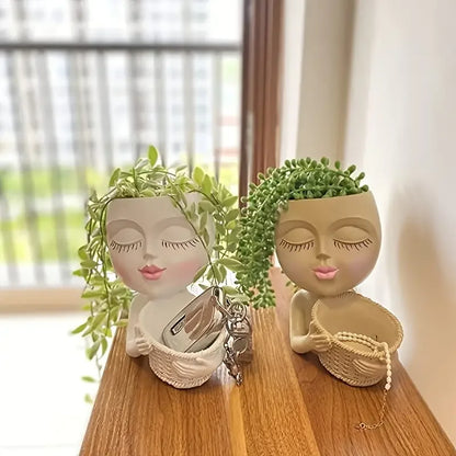 Deux pots de fleur originaux pour plantes avec un visage artistique, idéal pour décorer votre espace intérieur.