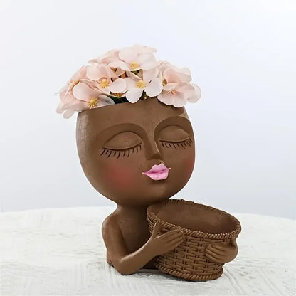 Pot de fleur original pour plantes avec visage artistique, décoré de fleurs délicates sur la tête, exposition design moderne