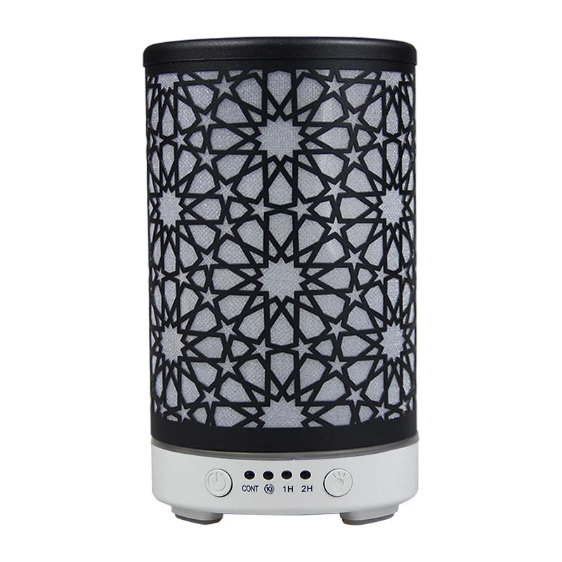 Diffuseur d'huiles essentielles marocain au design élégant avec motifs géométriques noirs et blancs, idéal pour une ambiance apaisante.