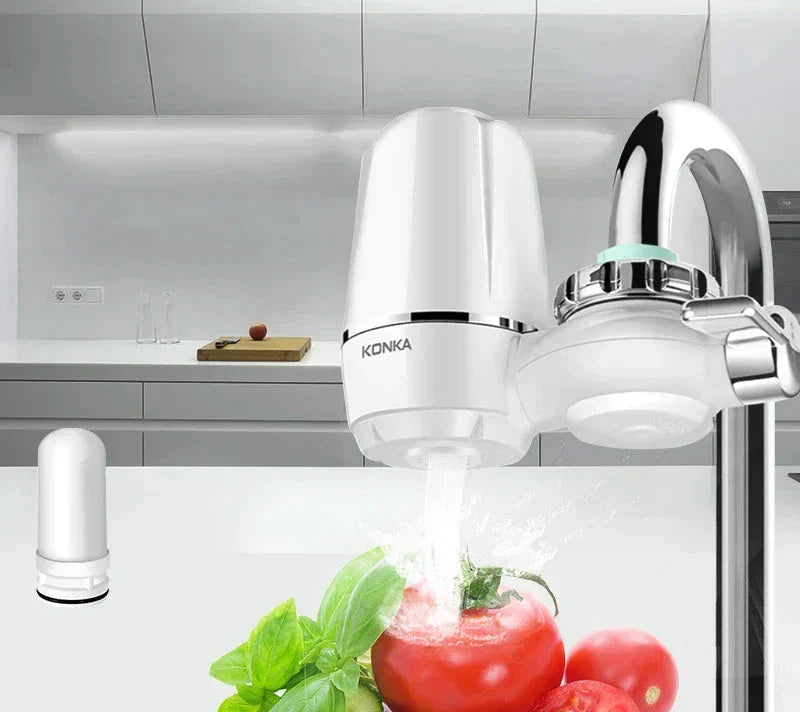 Filtre eau robinet KONKA installé sur un robinet moderne, avec un jet d'eau pur et des tomates fraîches en bas
