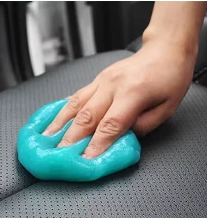 Gel nettoyant efficace en action sur un siège, montrant sa texture bleue et sa capacité à enlever la saleté