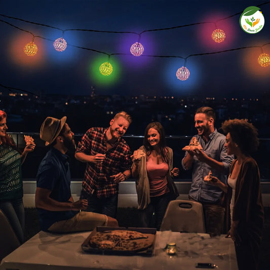 Guirlande lumineuse marocaine multicolore suspendue, créant une ambiance festive avec des amis lors d'une soirée en plein air