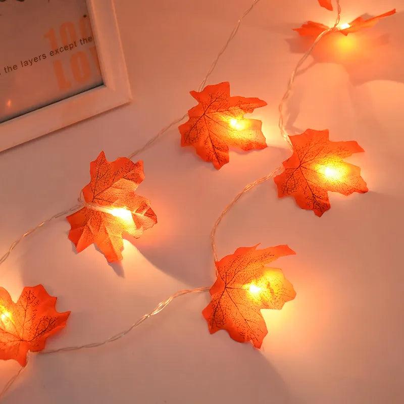 Guirlande LED Halloween avec des feuilles d'érable orange illuminées, idéale pour décorer votre intérieur pendant la saison d'Halloween