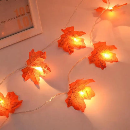 Guirlande LED Halloween avec des feuilles d'érable orange illuminées, idéale pour décorer votre intérieur pendant la saison d'Halloween