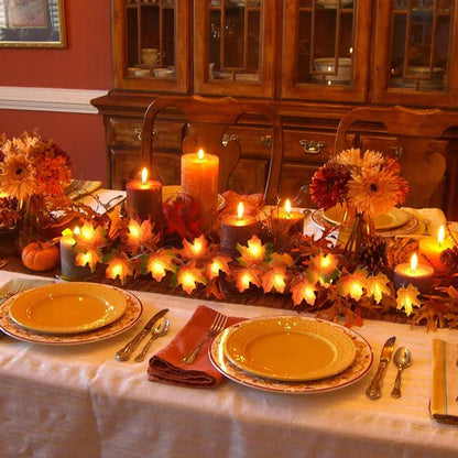 Guirlande LED Halloween décorant une table élégante avec des fleurs et des bougies pour une ambiance festive d'automne