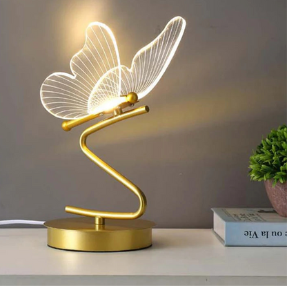 Lampe de chevet papillon au design moderne avec une base dorée et un abat-jour en forme de papillon lumineux