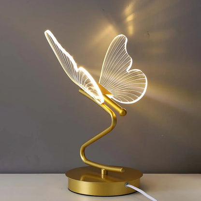Lampe de chevet papillon au design élégant en métal doré, illuminée et décorative pour une chambre moderne