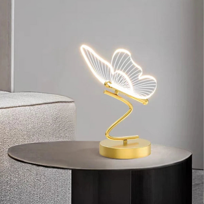 Lampe de chevet papillon avec un design en or et une lumière néon délicate sur une table moderne
