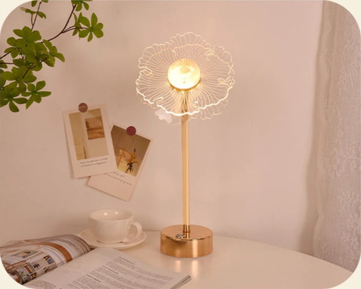 Lampe de chevet papillon élégante avec un design en métal doré et un éclairage doux, parfaite pour une ambiance chaleureuse