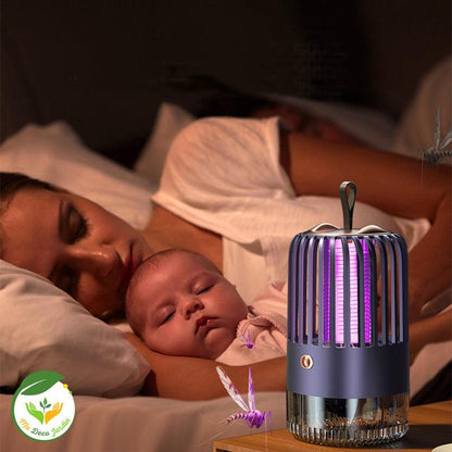 Lampe anti moustique rechargeable sur une table près d'un bébé endormi dans une chambre sombre, idéale pour un sommeil tranquille