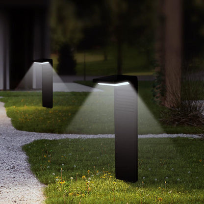 Deux lampes solaires jardin HiMISS™ avec lumière blanche, illuminant un chemin dans un jardin verdoyant.