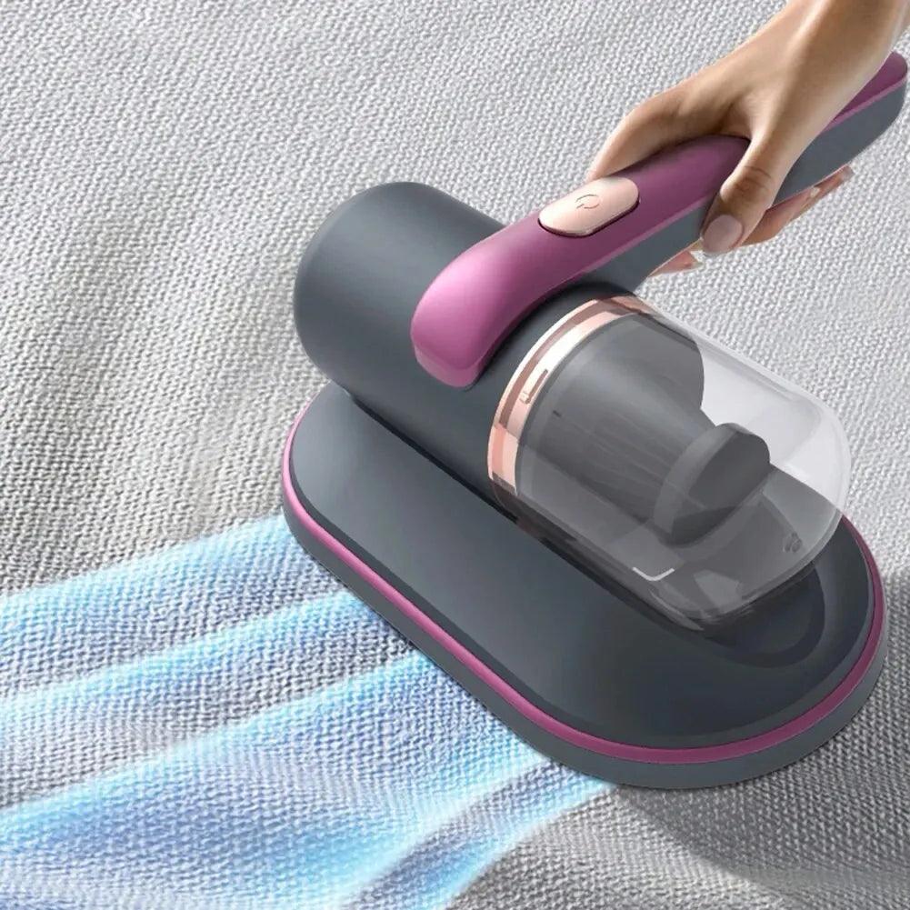 Mini aspirateur portable MINIASP en action, conçu pour un nettoyage facile des surfaces textiles, avec un design ergonomique.