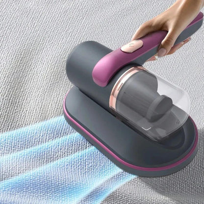 Mini aspirateur portable MINIASP en action, conçu pour un nettoyage facile des surfaces textiles, avec un design ergonomique.
