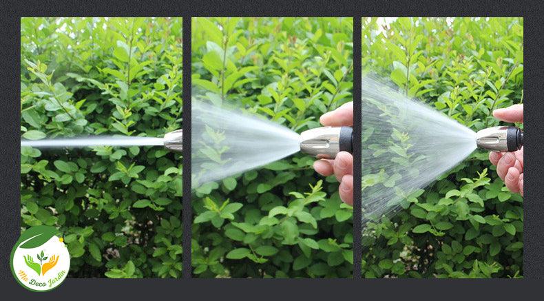 Pistolet eau haute pression portable en action, projetant un jet puissant sur des feuilles vertes pour un nettoyage efficace