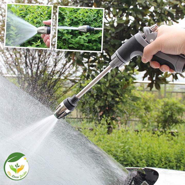 Pistolet eau haute pression portable en action, pulvérisant de l'eau sur des feuilles et une surface pour un arrosage efficace.