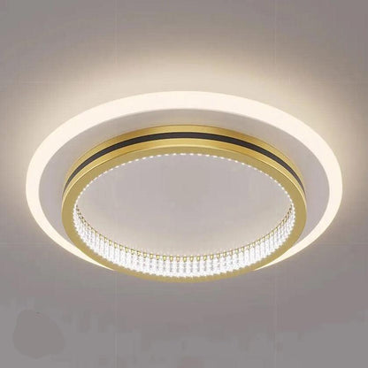 Plafonnier LED moderne avec design élégant en or et éclairage intégré, idéal pour embellir votre espace intérieur