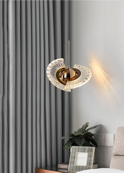 Plafonnier LED design nordique élégant en cristal, suspendu au-dessus d'une table avec des rideaux gris en arrière-plan