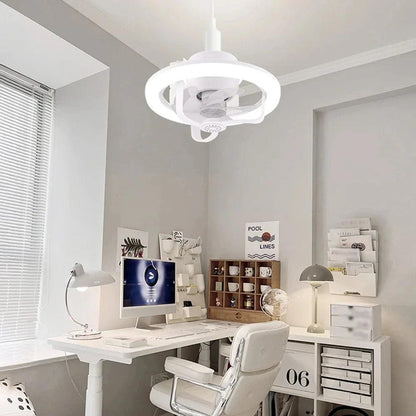 Plafonnier LED design blanc au plafond d'un bureau moderne, avec ventilateur intégré pour un éclairage élégant et fonctionnel