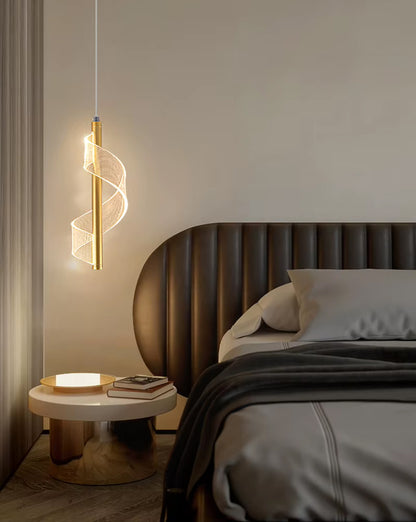 Plafonnier LED nordique en cristal avec un design spiralé doré, illuminant une chambre élégante