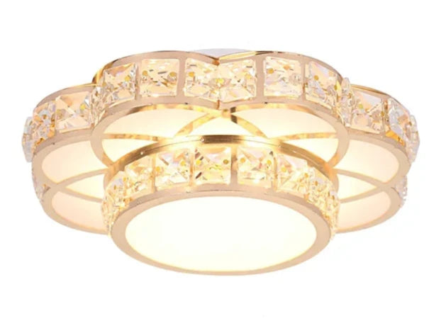 Plafonnier LED cristal design élégant avec une finition dorée et des éléments en cristal pour une décoration moderne