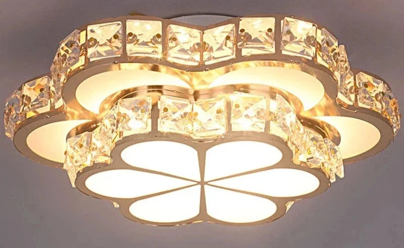 Plafonnier LED cristal design élégant en forme de fleur, avec un éclairage chaleureux et un cadre doré.