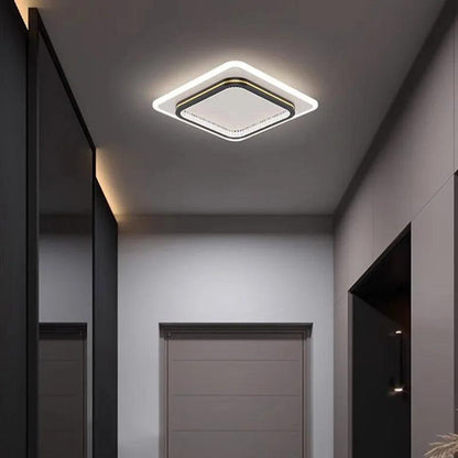 Plafonnier LED moderne au design élégant, installé dans un couloir avec un éclairage doux et chaleureux.
