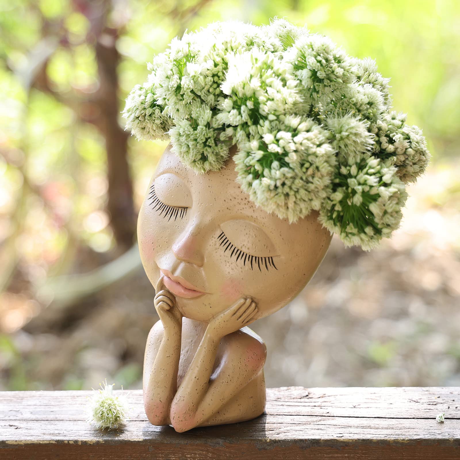 Pot de fleurs visage femme avec une couronne de fleurs vertes, conçu pour ajouter une touche artistique à votre jardin