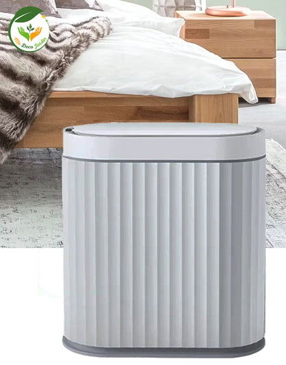 Poubelle design moderne grise avec texture lisse, parfaite pour une chambre élégante et fonctionnelle
