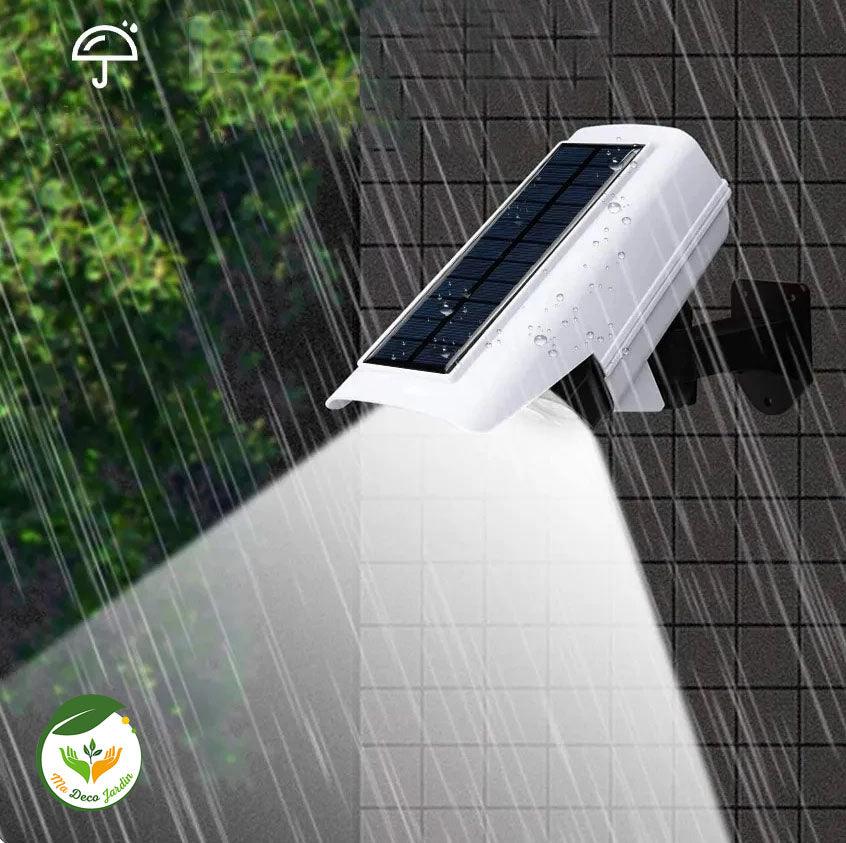 Projecteur LED solaire MeeToo sur un mur, résistant à l'eau, idéel pour éclairer les jardins sous la pluie.
