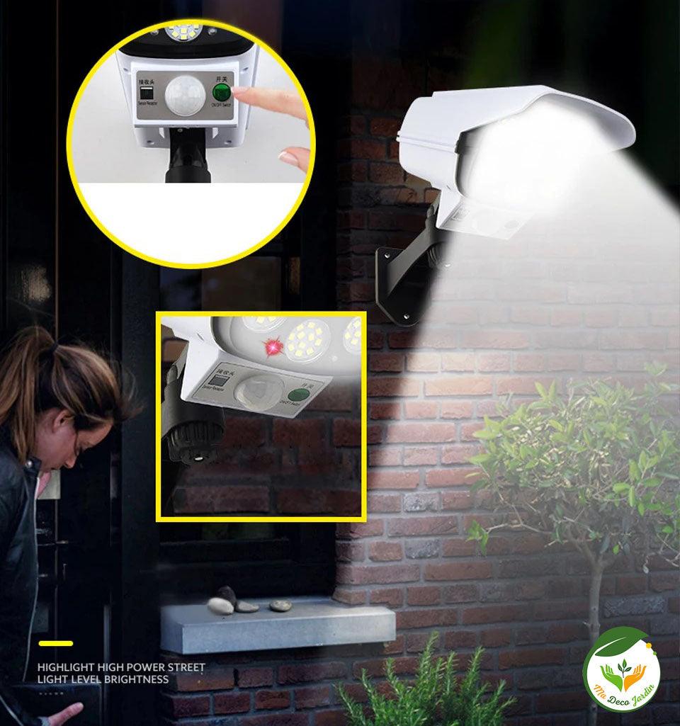 Projecteur LED solaire MeeToo™ installé sur un mur, éclairant la zone avec une lumière brillante et ajustable.